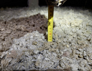 Zateplení stropu zděné budovy s nízkou dvouplášťovou střechou pomocí foukané izolace 